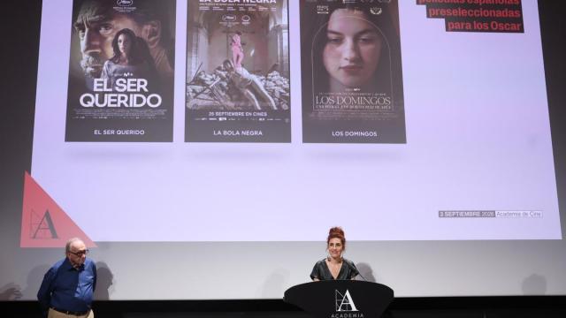 El presidente de la Academia de Cine, Fernando Méndez-Leite (i), y la actriz Miriam Garlo durante el anuncio de las películas españolas preseleccionadas para los Oscar.
