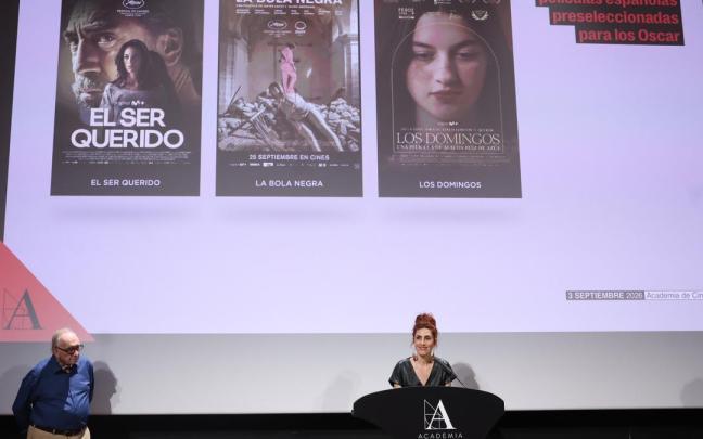 El presidente de la Academia de Cine, Fernando Méndez-Leite (i), y la actriz Miriam Garlo durante el anuncio de las películas españolas preseleccionadas para los Oscar.