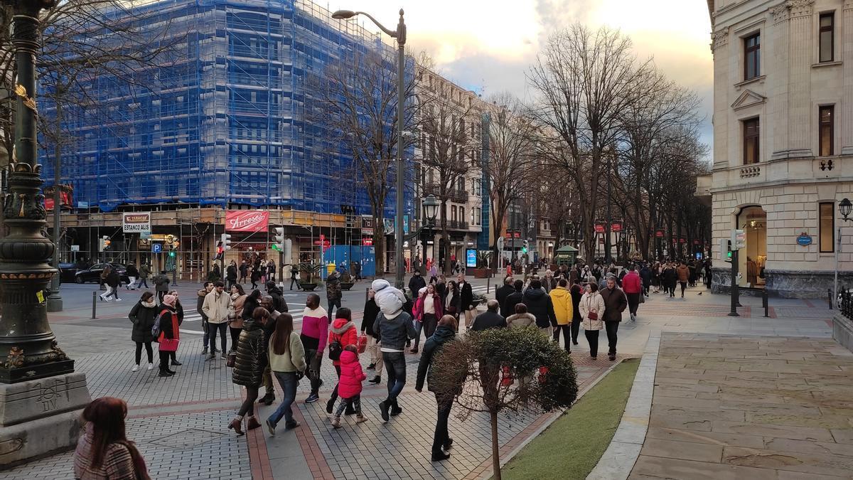 Familias pasean por la Gran Vía de Bilbao
