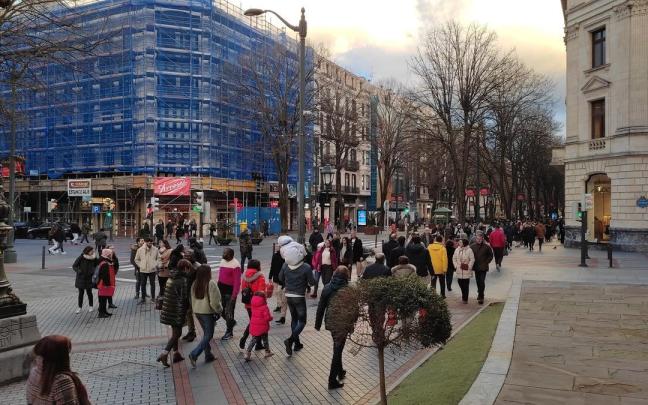 Familias pasean por la Gran Vía de Bilbao