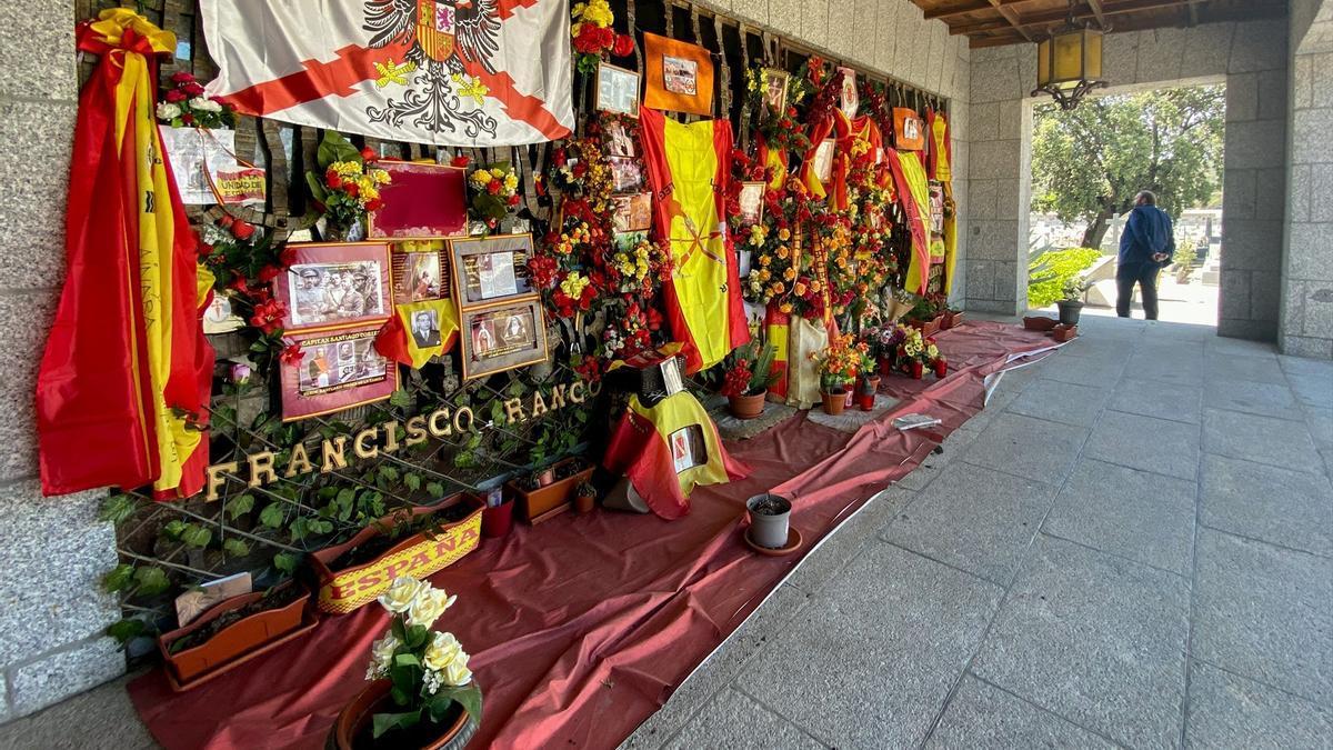 Flores y banderas a la entrada de la tumba de Franco en el Cementerio de El Pardo-Mingorrubio.