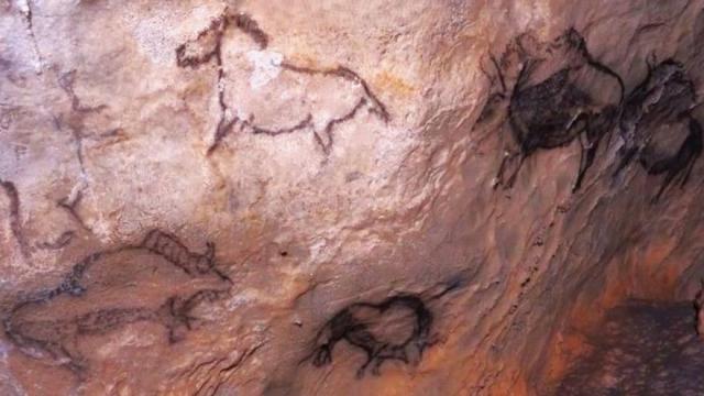 Grupo de varios bisontes y un caballo en el interior de Santimamiñe.