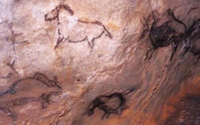 Grupo de varios bisontes y un caballo en el interior de Santimamiñe.