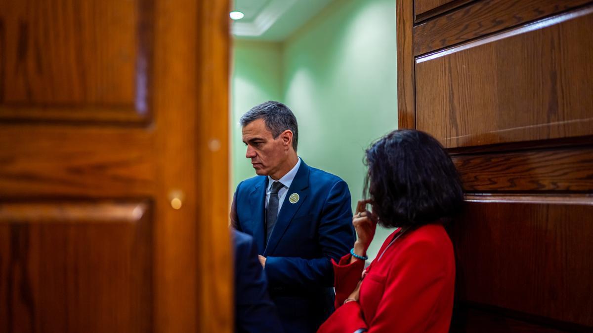 El presidente del Gobierno español, Pedro Sánchez, conversa con sus colaboradores en una estancia del Congreso de los Diputados.