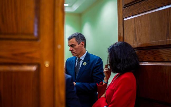 El presidente del Gobierno español, Pedro Sánchez, conversa con sus colaboradores en una estancia del Congreso de los Diputados.
