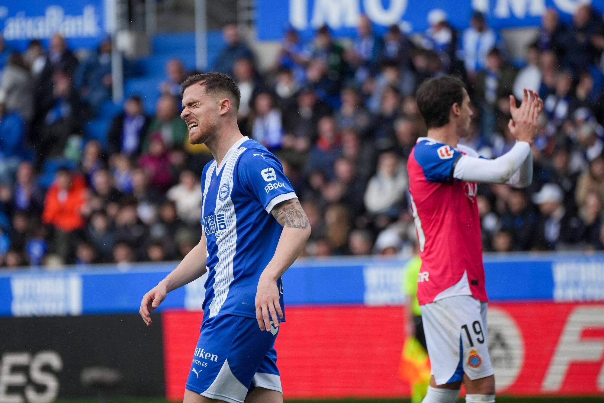 Toni Martínez en imagen lamentándose de una ocasión fallada en el Deportivo Alavés-RCD Espanyol. Foto: DNA