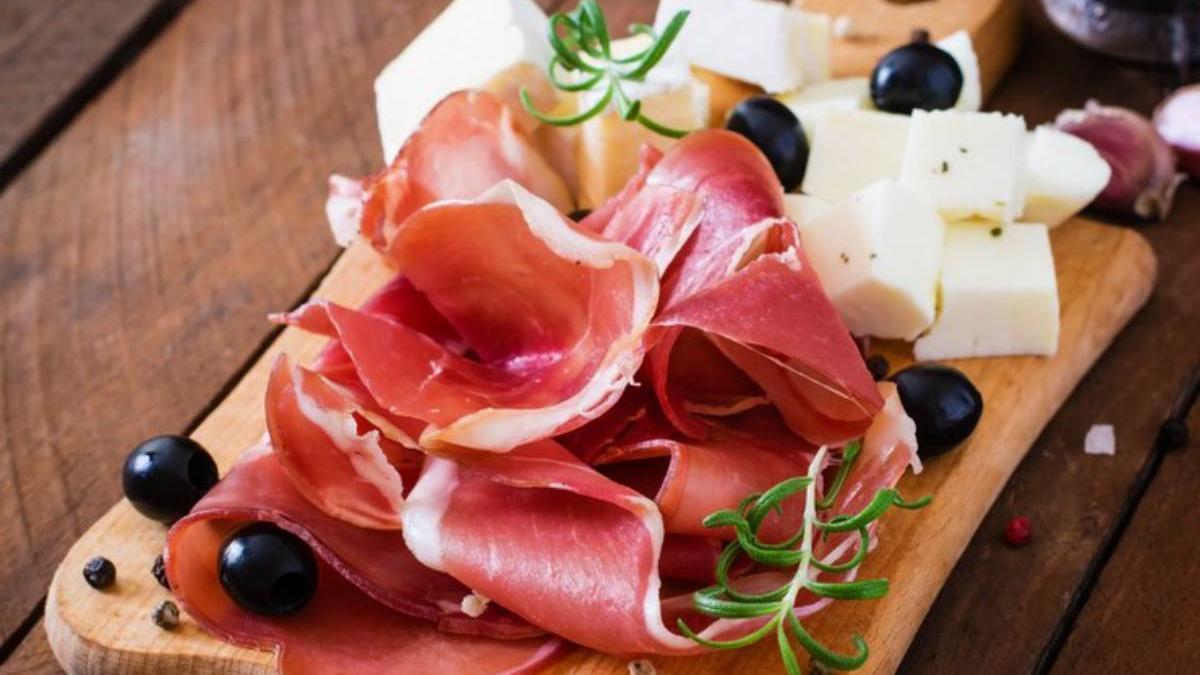 Tabla con jamón, queso y aceitunas negras