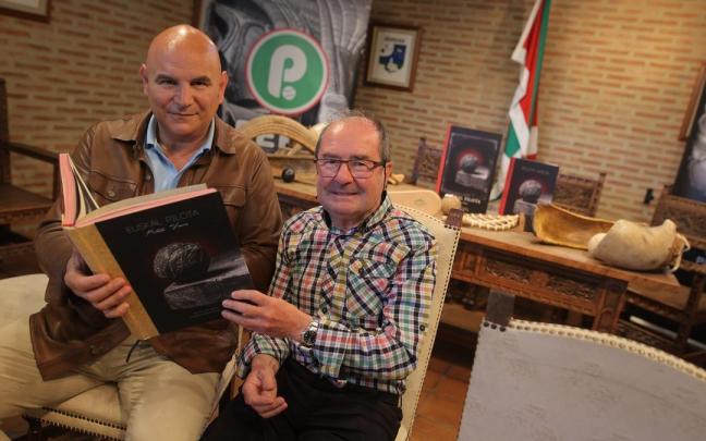Joseba Urretavizcaya y Tiburzio Arraztoa, en la sede de la Federación de Euskadi de Pelota Vasca.