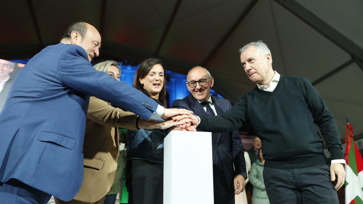 El presidente del EBB del PNV, Andoni Ortuzar, y el lehendakari Urkullu, flanquean a Beatriz Artolazabal y Ramiro González en el acto de arranque de campaña