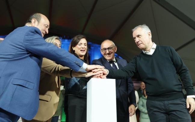 El presidente del EBB del PNV, Andoni Ortuzar, y el lehendakari Urkullu, flanquean a Beatriz Artolazabal y Ramiro González en el acto de arranque de campaña