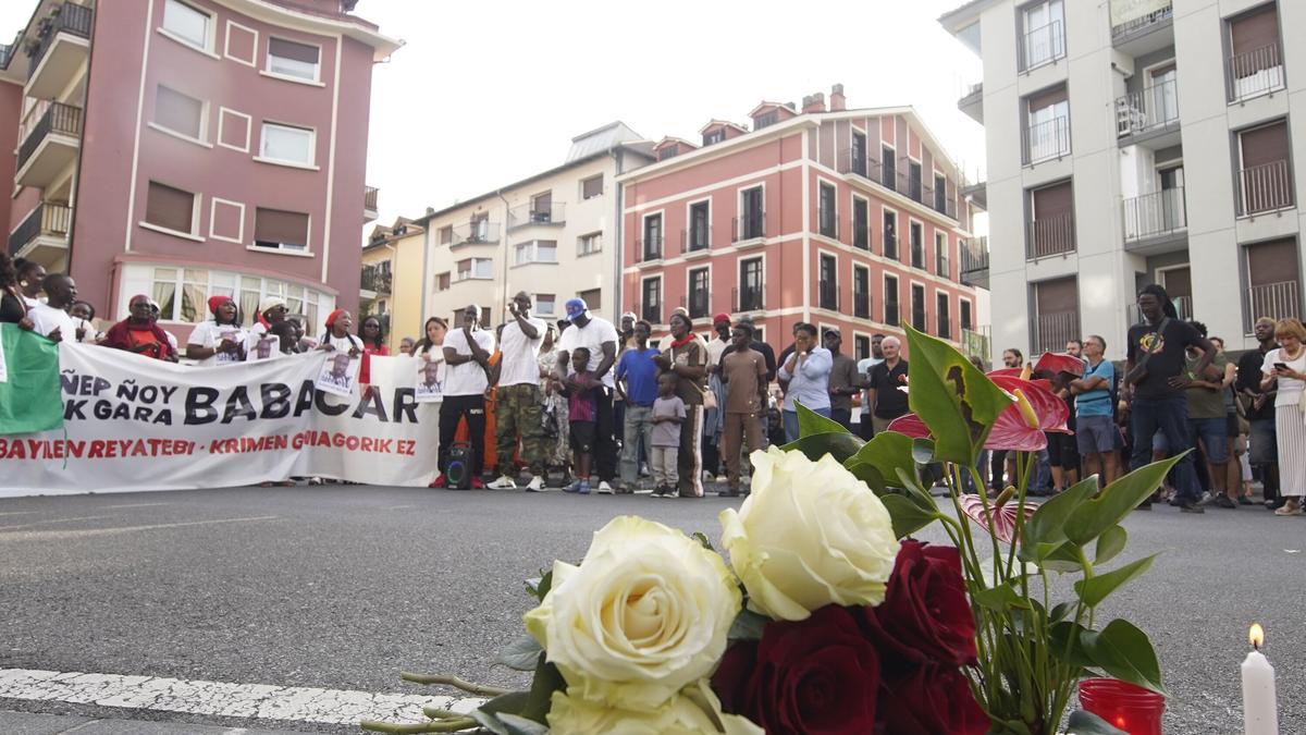 Asistentes a la manifestación colocaron flores en el lugar en que cayó muerto Babacar Welle.