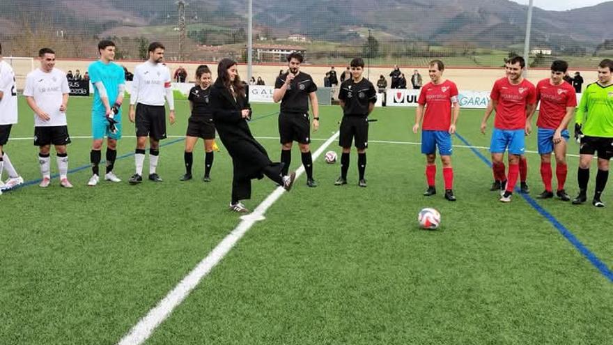 Elene Guridi realiza el saque de honor en el partido del primer equipo del Aloña contra el Zarautz.