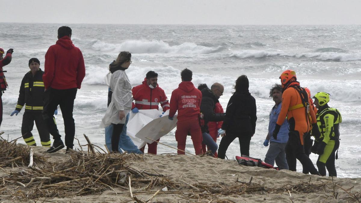 Los servicios de rescate tras el naufragio en el fallecieron al menos 72 migrantes frente a las costas italianas.
