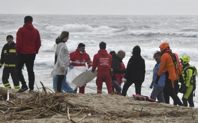 Los servicios de rescate tras el naufragio en el fallecieron al menos 72 migrantes frente a las costas italianas. Los servicios de rescate tras el naufragio en el fallecieron al menos 72 migrantes frente a las costas italianas.