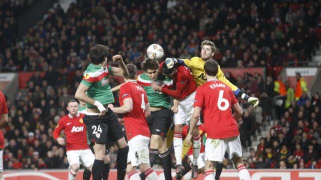 De Gea, portero del United, despeja de puño el balón ante el acoso de Llorente y protegido de sus defensas. De Gea, portero del United, despeja de puño el balón ante el acoso de Llorente y protegido de sus defensas.