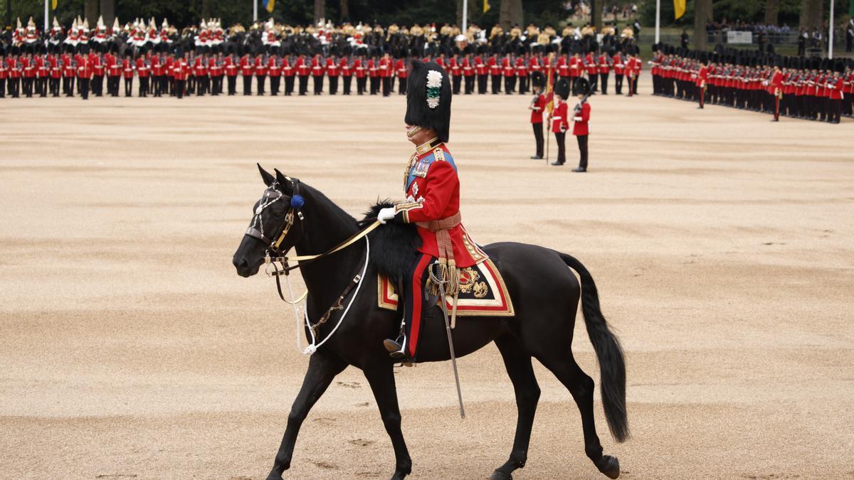 Carlos III montado a caballo en el 'Trooping the colour'.