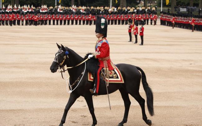 Carlos III montado a caballo en el 'Trooping the colour'. Carlos III montado a caballo en el 'Trooping the colour'.
