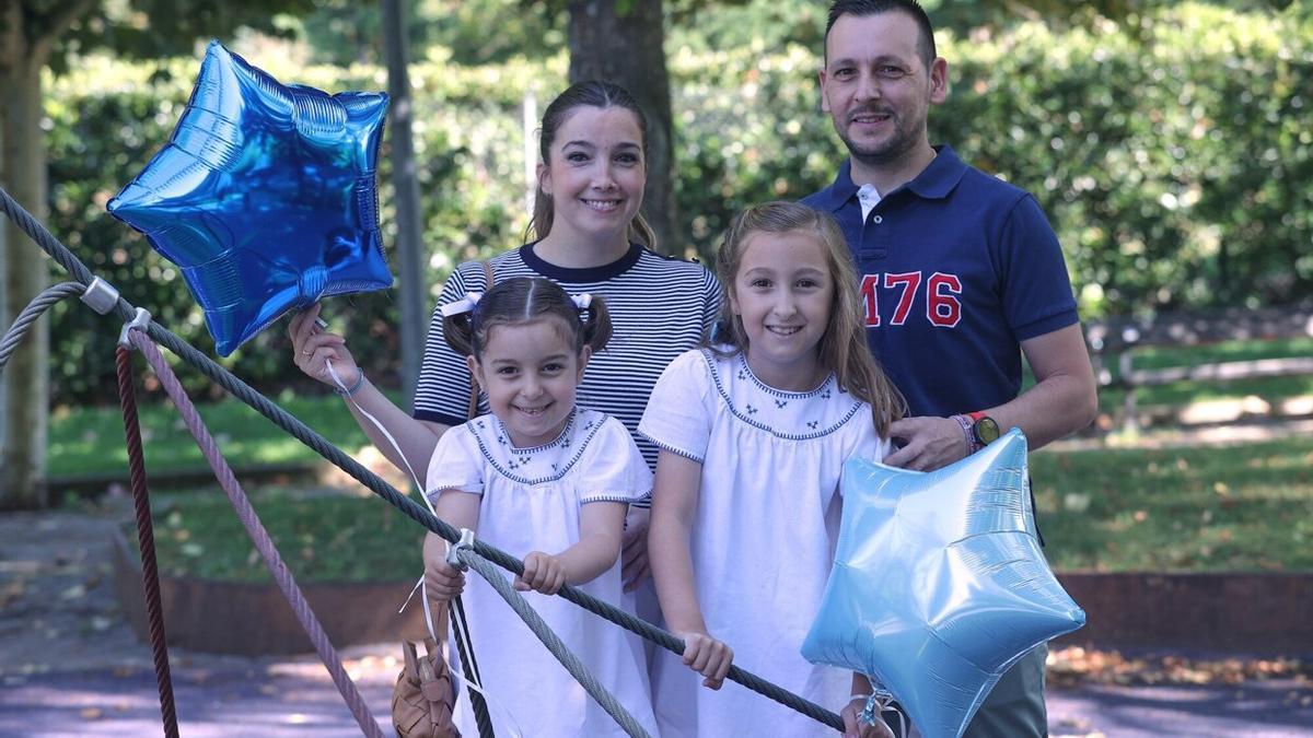 De izquierda a derecha, María y Elisa Bautista junto con sus padres, Elisa Hidalgo y Francisco Bautista.