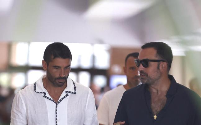 Álex García visita el tanatorio donde se encuentran los restos mortales de Verónica Echegui.