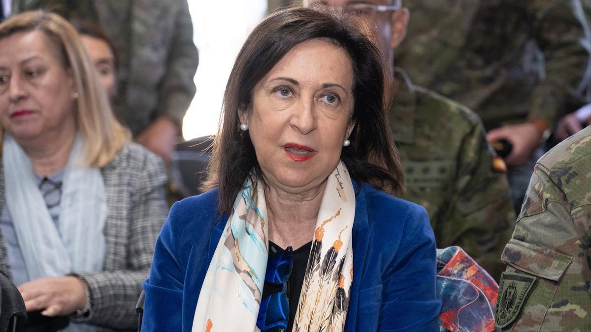 La ministra de Defensa, Margarita Robles, durante su visita a la base de la Brigada 'Guzmán el Bueno' X.