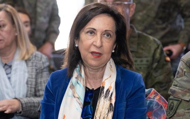 La ministra de Defensa, Margarita Robles, durante su visita a la base de la Brigada 'Guzmán el Bueno' X.