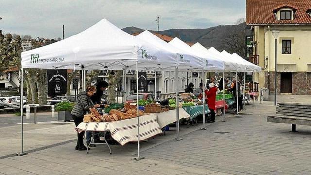 El mercado de la plaza Damarri de Hondarribia