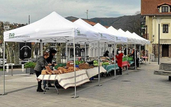 El mercado de la plaza Damarri de Hondarribia
