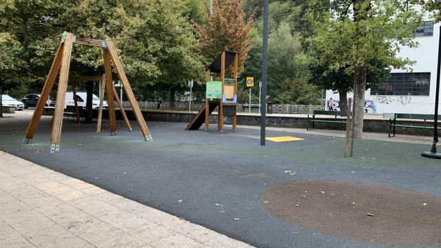 El parque de Zaldibar, donde el tobogán y el juego de la araña permanecen averiados desde verano, según critica el PNV.