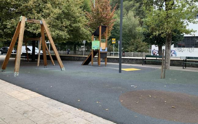 El parque de Zaldibar, donde el tobogán y el juego de la araña permanecen averiados desde verano, según critica el PNV.