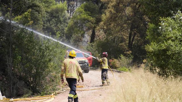 Bomberos intentan apagar el fuego activo en Sentmenat.
