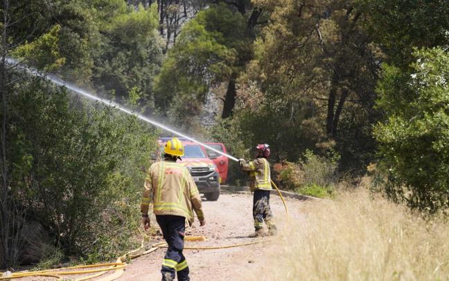 Bomberos intentan apagar el fuego activo en Sentmenat.