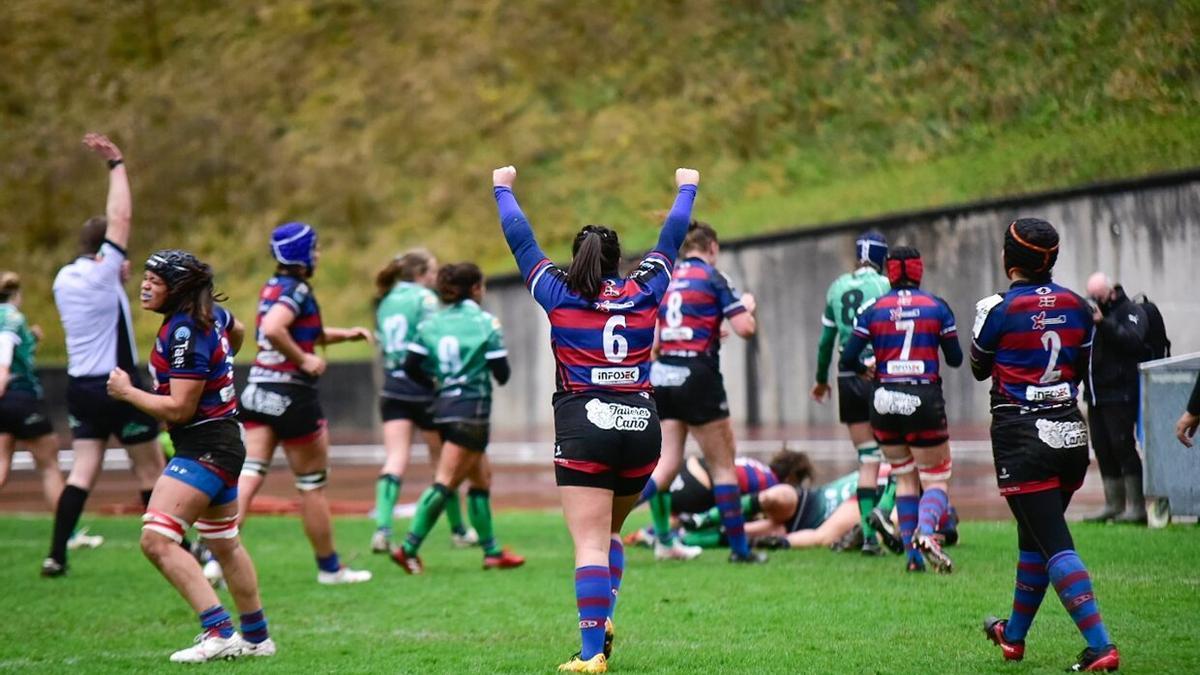 Las jugadoras del Eibar Rugby Taldea celebran un ensayo en Unbe.