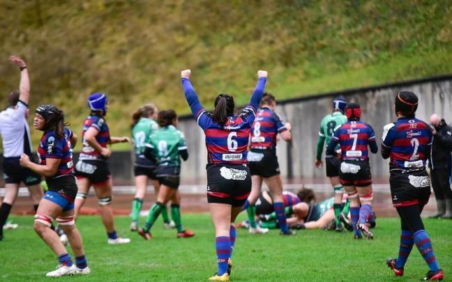 Las jugadoras del Eibar Rugby Taldea celebran un ensayo en Unbe.
