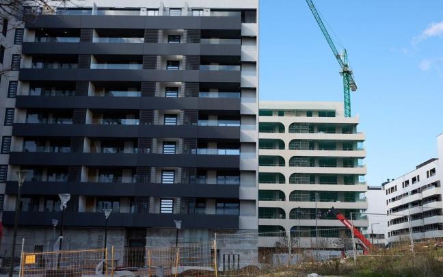 La construcción de edificios es uno de los sectores económicos que recibe mayor inversión. La construcción de edificios es uno de los sectores económicos que recibe mayor inversión.