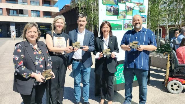 Los junteros presentes en la inauguración fueron obsequiados con una reproducción del funicular de Larreineta / E. Zunzunegi Los junteros presentes en la inauguración fueron obsequiados con una reproducción del funicular de Larreineta