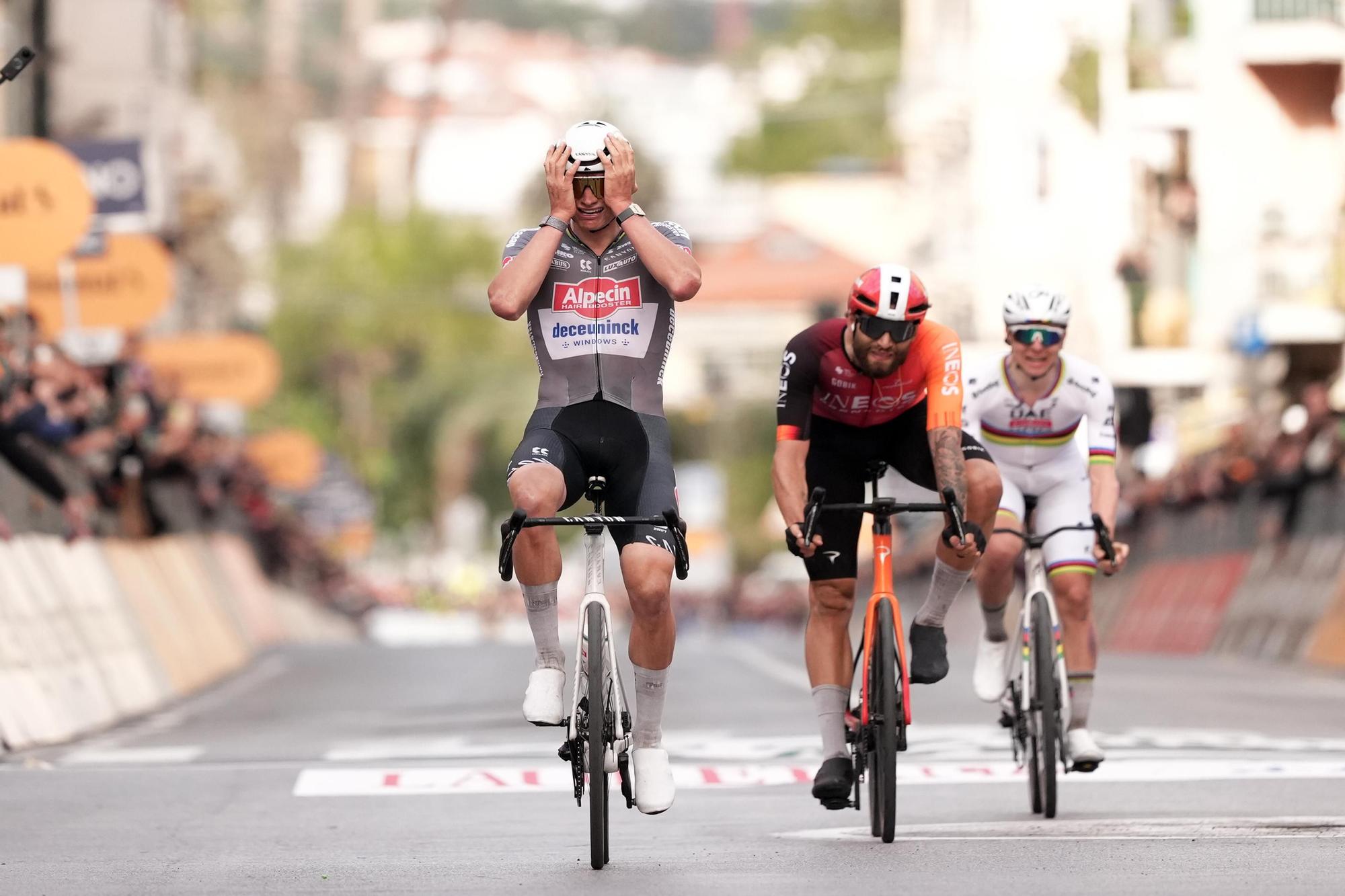 Van der Poel festeja la victoria de 2025 por delante de Ganna y Pogacar.