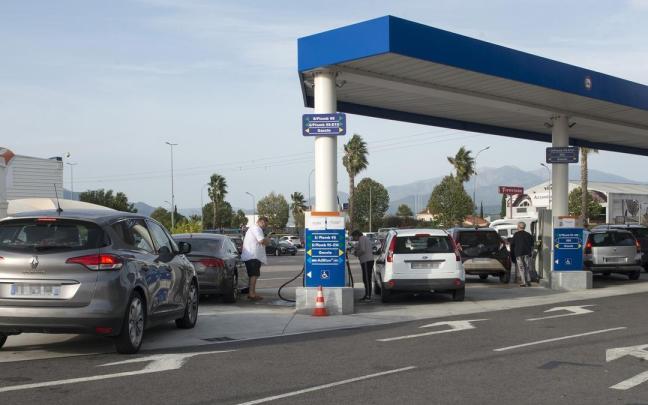 Varios vehículos repostan combustible en una gasolinera francesa en una foto de archivo. Varios vehículos repostan combustible en una gasolinera francesa en una foto de archivo.