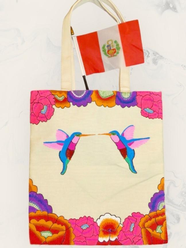 Los colibríes y las flores andinas destacan en sus creaciones.