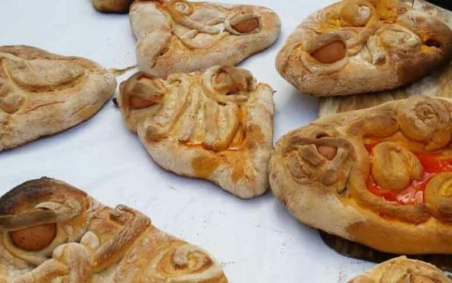 El karapaixo, una torta de pan con huevos y chorizo incrustados en su versión tradicional.