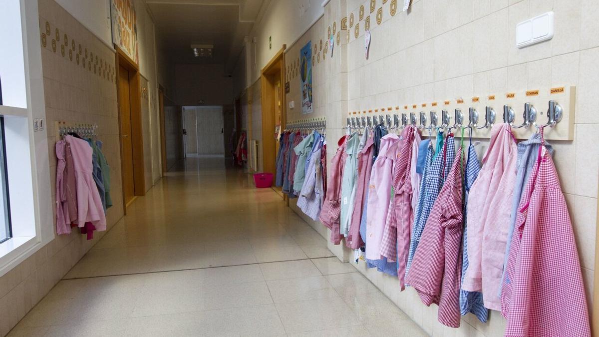 Interior de un colegio vacío tras el cierre de todos los centros escolares por el covid.