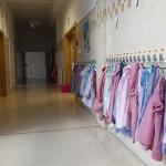 Interior de un colegio vacío tras el cierre de todos los centros escolares por el covid.