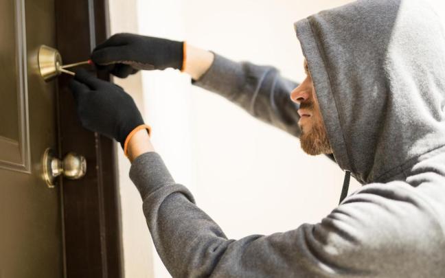 Un ladrón intenta acceder a una vivienda
