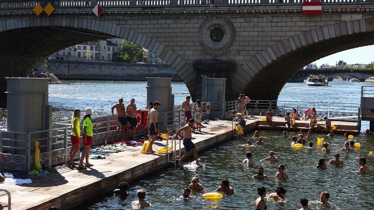Los parisinos buscan lugares donde refrescarse ante una ola de calor que parece no tener fin.