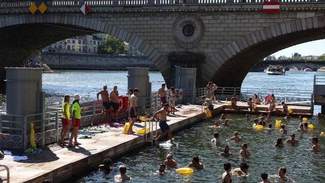 Los parisinos buscan lugares donde refrescarse ante una ola de calor que parece no tener fin.