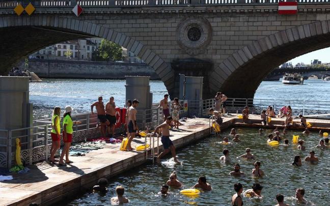 Los parisinos buscan lugares donde refrescarse ante una ola de calor que parece no tener fin.