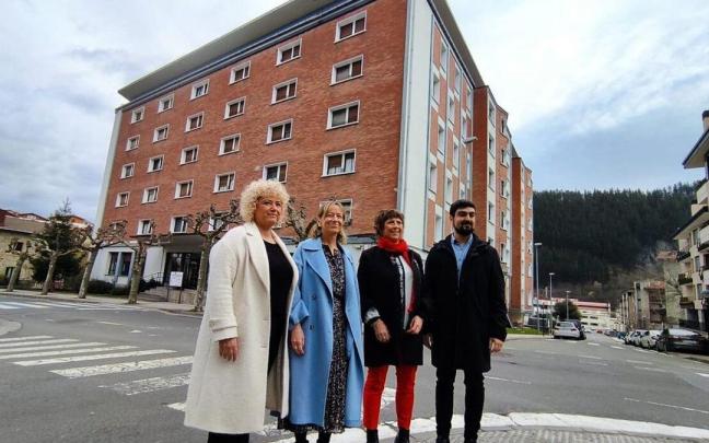 Peña, Mendoza, Olabide y Gálvez, delante de Ezkurrenea.