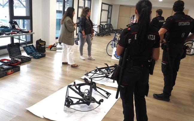 Agentes de la Ertzaintza, en la exposición de objetos robados que se llevó a cabo en Errebal el pasado mes de octubre