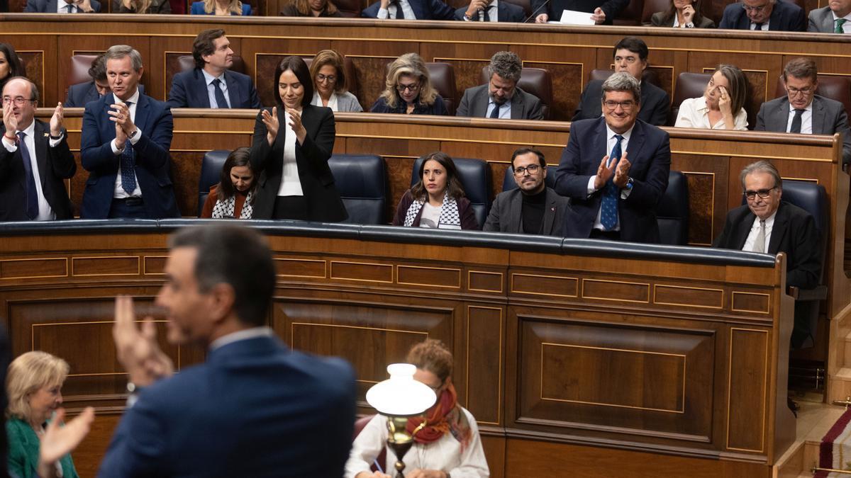 El hasta esta semana ministro de Transformación Digital y Función Pública, José Luis Escrivá, y varios ministros y ministras aplauden en el Congreso el discurso del presidente Sánchez.