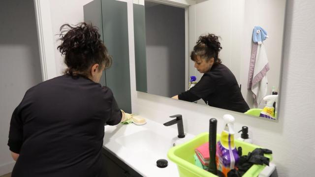 Una trabajadora doméstica realiza tareas del hogar en una casa particular.