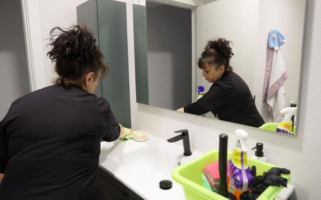 Una trabajadora doméstica realiza tareas del hogar en una casa particular.